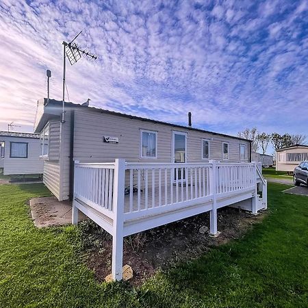 Lovely Caravan With Decking At Seawick Holiday Park In Essex Ref 27471Sw Clacton-on-Sea Exterior foto