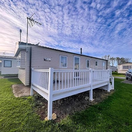 Lovely Caravan With Decking At Seawick Holiday Park In Essex Ref 27471Sw Clacton-on-Sea Exterior foto