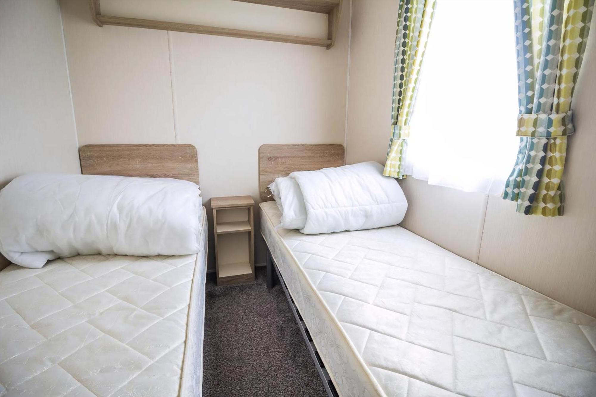 Lovely Caravan With Decking At Seawick Holiday Park In Essex Ref 27471Sw Clacton-on-Sea Exterior foto