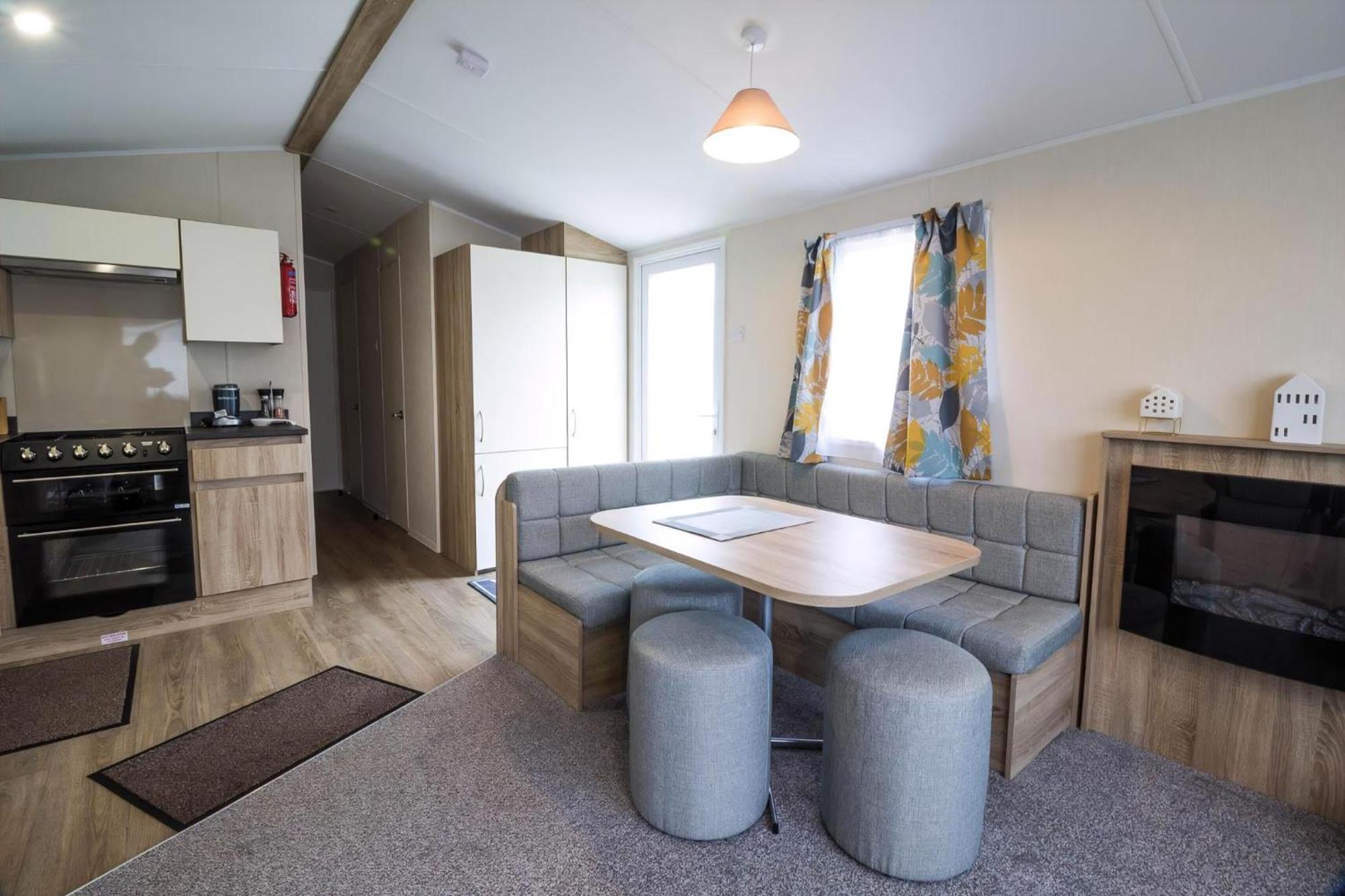 Lovely Caravan With Decking At Seawick Holiday Park In Essex Ref 27471Sw Clacton-on-Sea Exterior foto