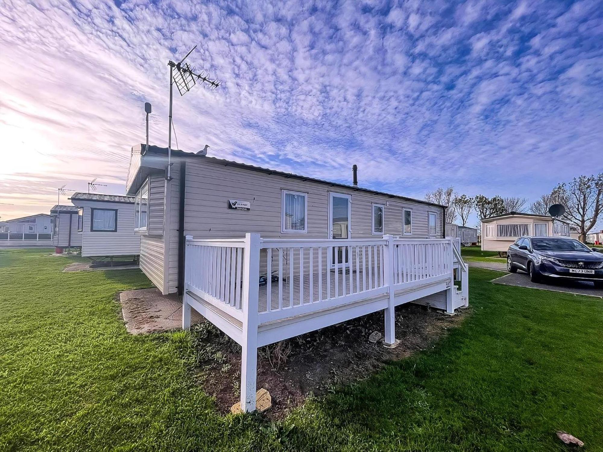Lovely Caravan With Decking At Seawick Holiday Park In Essex Ref 27471Sw Clacton-on-Sea Exterior foto